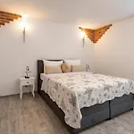 בית נופש House Ivan With Heated Pool Neoric